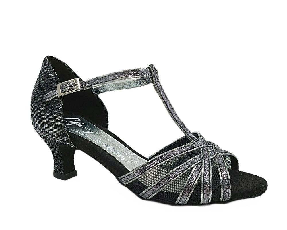 Dancing Queens 705 Tanzschuhe in Silber & Schwarz mit mittlerem Absatz und Fesselriemchen auf weißem Untergrund.